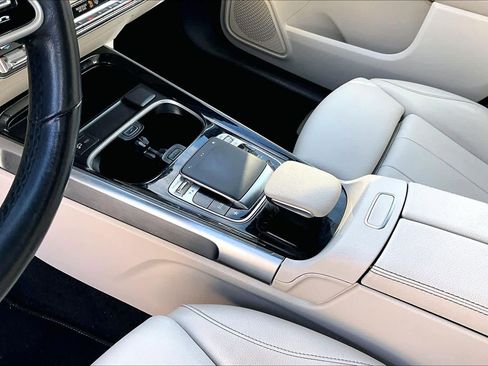 Used 2020 Mercedes-Benz GLB 250 4MATIC w/ Premium Package image 16