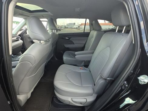 Used 2024 Toyota Highlander XLE AWD/4WD image 22