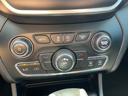 Certified 2020 Jeep Cherokee Latitude Plus AWD/4WD image 24