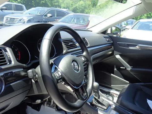 Used 2018 Volkswagen Passat 2.0T SE FWD image 11