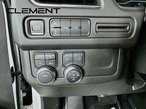 Used 2024 GMC Yukon XL SLT AWD/4WD image 14