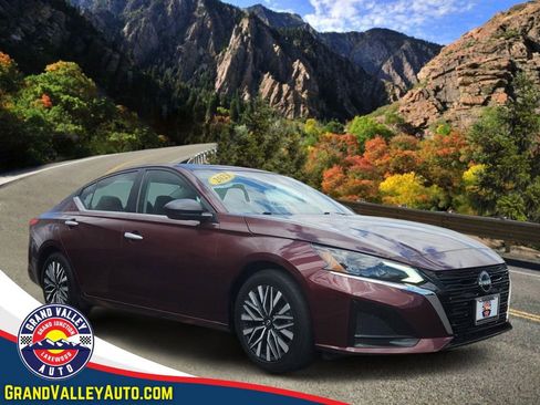 Used 2024 Nissan Altima 2.5 SV FWD image 1