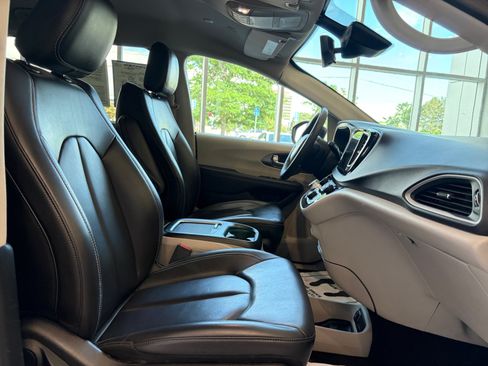 Used 2023 Chrysler Pacifica Touring-L FWD image 33