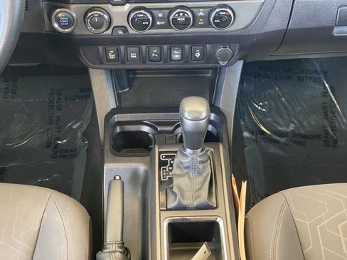 Used 2017 Toyota Tacoma TRD Off-Road w/ Premium & Technology Package AWD/4WD image 8