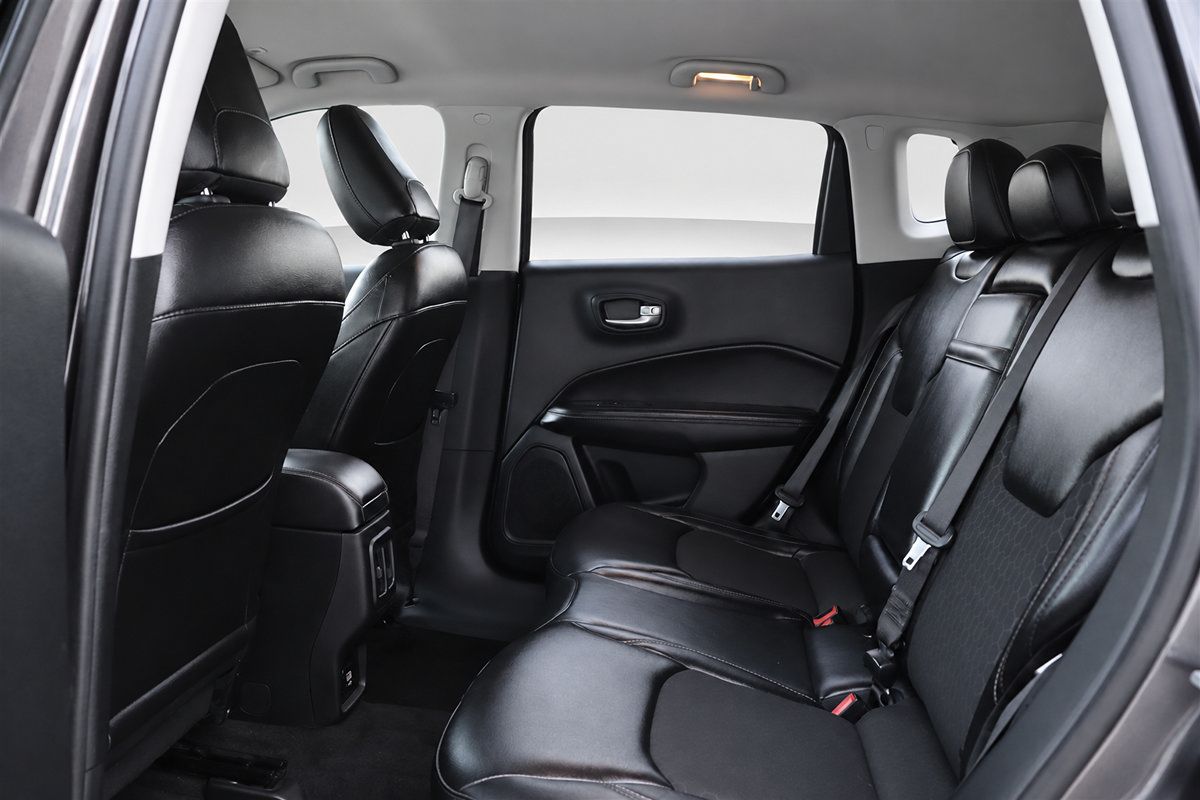 Used 2018 Jeep Compass Latitude FWD image 17