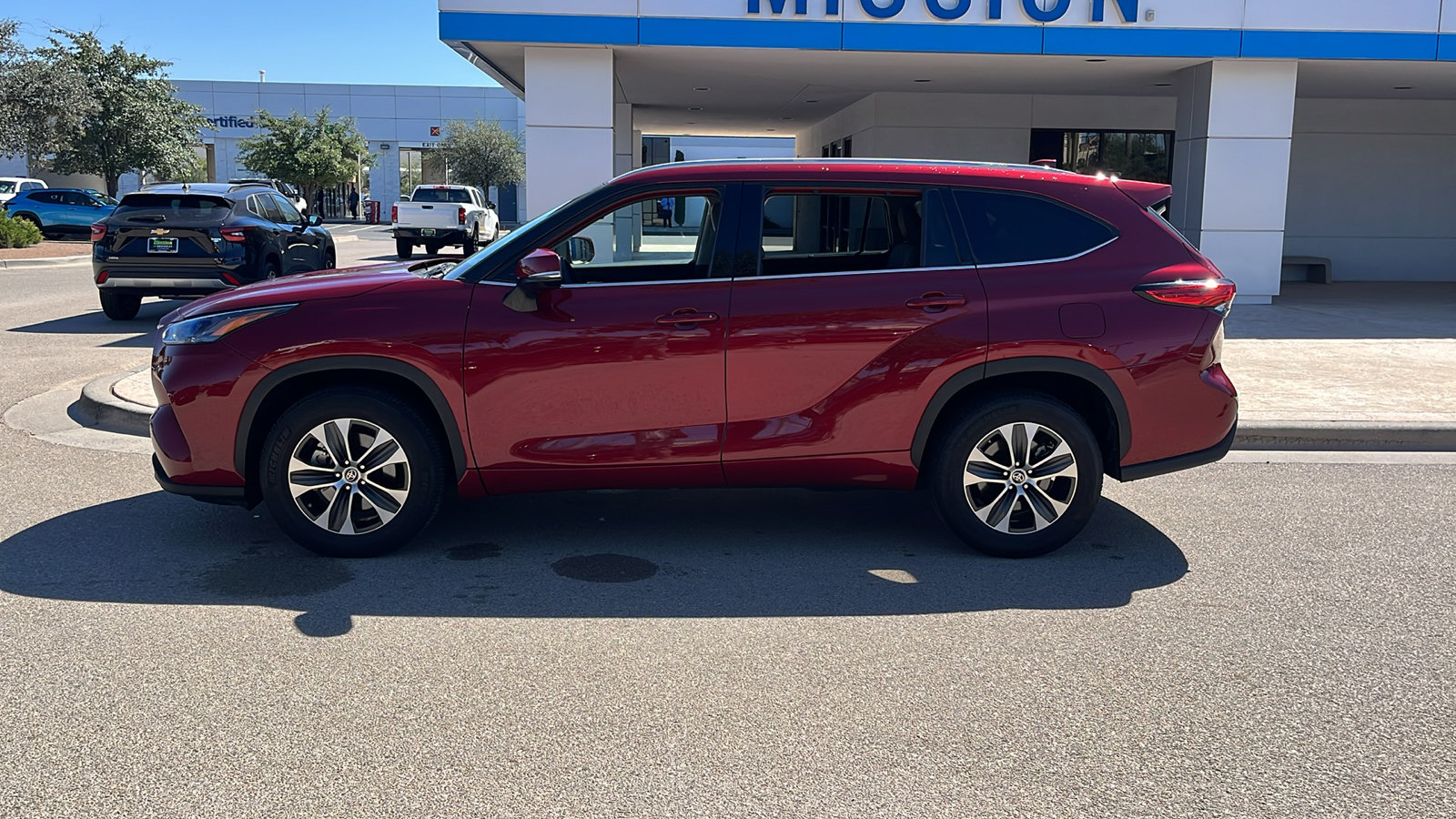 Used 2022 Toyota Highlander XLE FWD image 4