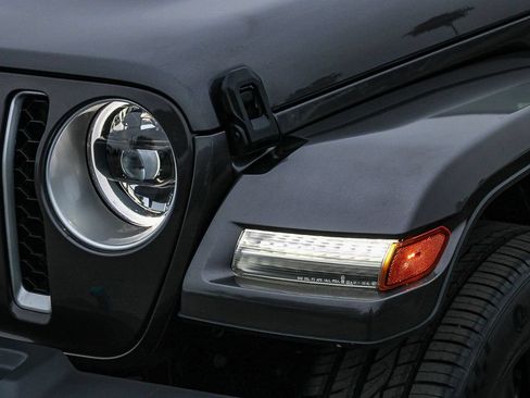 Used 2023 Jeep Wrangler Unlimited Sahara AWD/4WD image 5