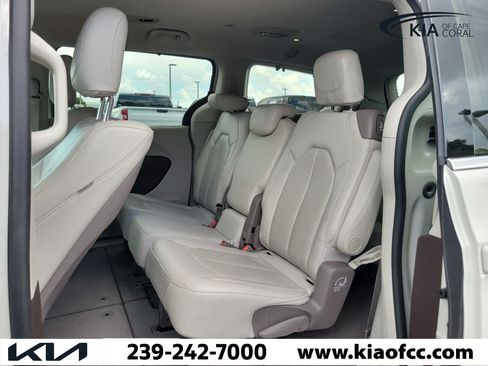 Used 2020 Chrysler Pacifica Touring-L Plus FWD image 12