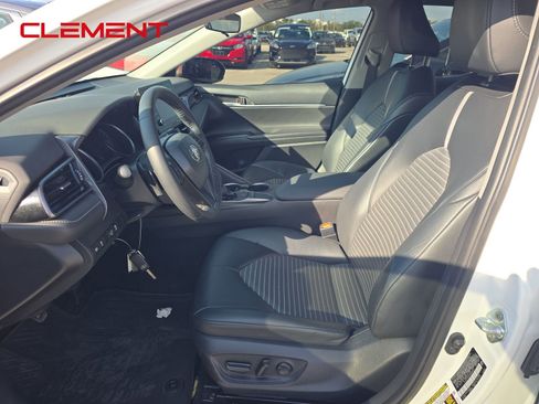 Used 2023 Toyota Camry SE image 3