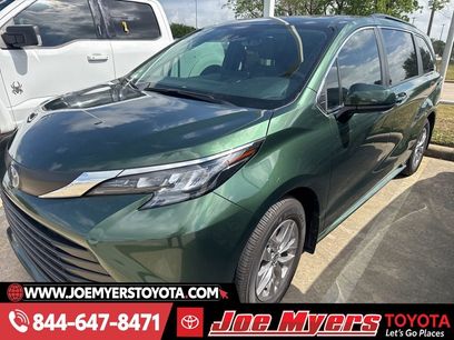 Used 2025 Toyota Sienna LE w/ LE Plus Package