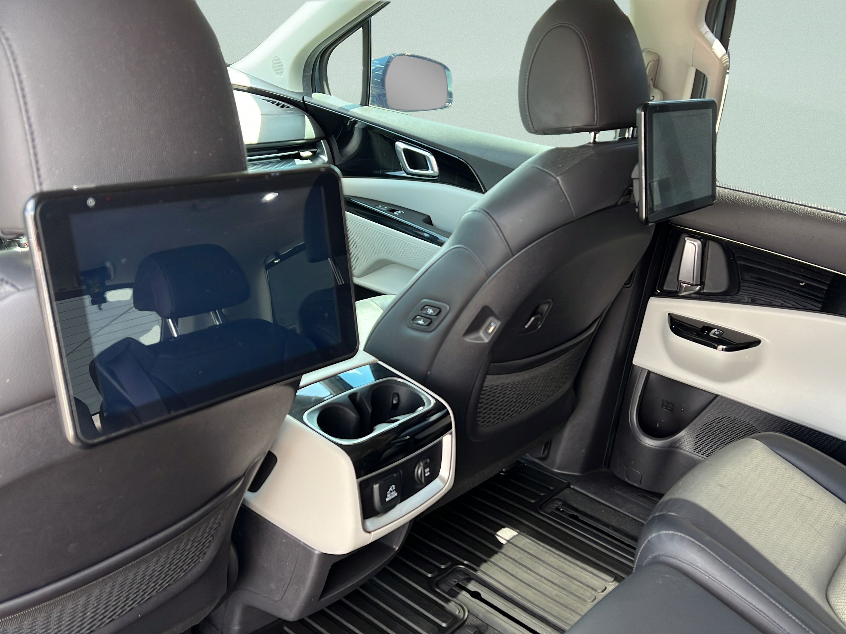 Used 2023 Kia Carnival SX Prestige FWD image 11