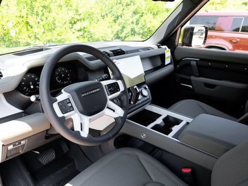 New 2026 Land Rover Defender 110 X-Dynamic SE AWD/4WD image 3