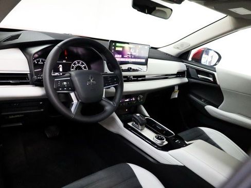 New 2025 Mitsubishi Outlander SE image 5