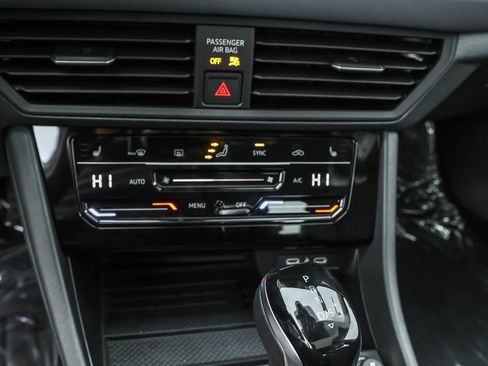 Used 2026 Volkswagen Jetta SE FWD image 23