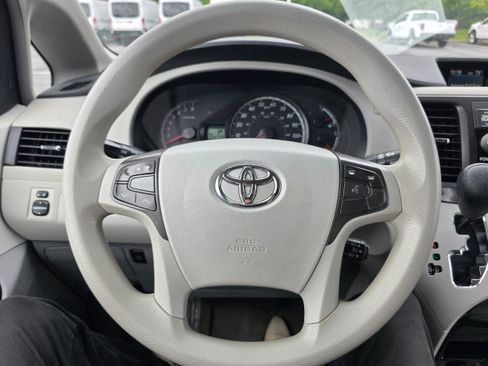 Used 2012 Toyota Sienna LE w/ Towing Pkg FWD image 15