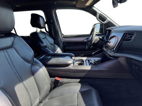 Used 2023 Jeep Wagoneer 2WD image 17