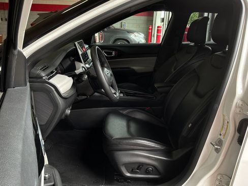 Used 2025 Jeep Compass Limited AWD/4WD image 9