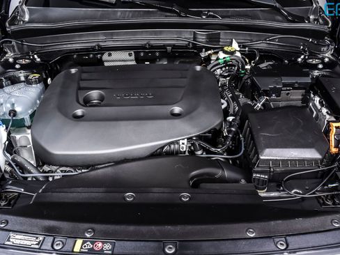 Used 2025 Volvo XC40 B5 Plus image 11