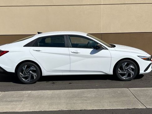 New 2025 Hyundai Elantra SEL image 4
