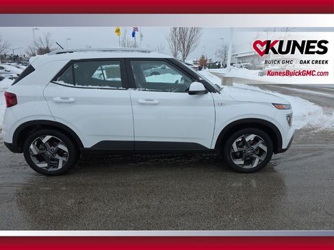Used 2023 Hyundai Venue SEL image 4
