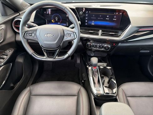 Certified 2025 Chevrolet Trax RS w/ Sunroof Package FWD image 28