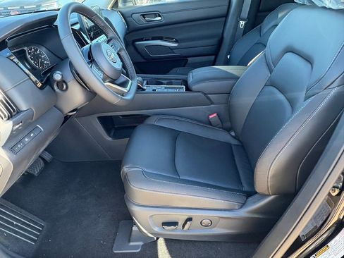 New 2025 Nissan Pathfinder SL image 17