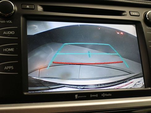 Used 2019 Toyota Highlander SE w/ Carpet Mat Package (TMS) image 13