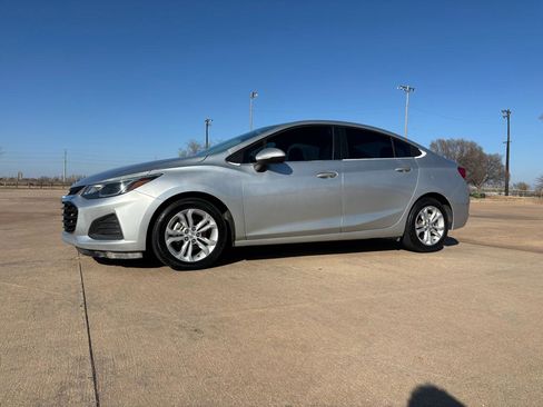 Used 2019 Chevrolet Cruze LT FWD image 2