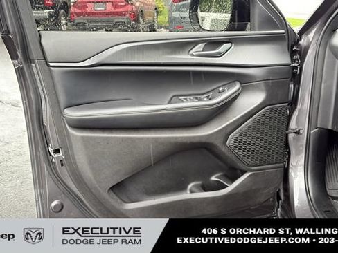 Used 2023 Jeep Grand Cherokee Altitude AWD/4WD image 8
