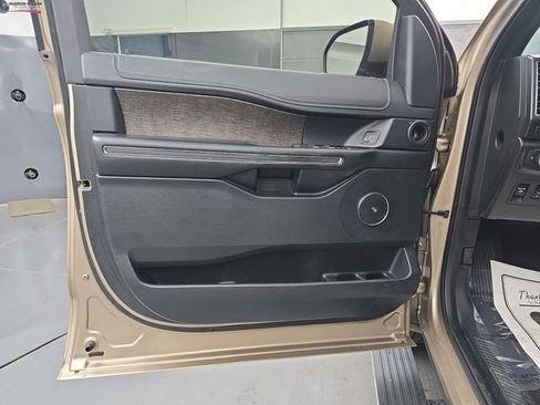 Used 2020 Ford Expedition Limited image 24