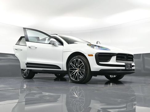 Certified 2026 Porsche Macan AWD/4WD image 37