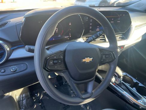 Used 2025 Chevrolet Trax LT image 28