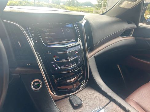 Used 2015 Cadillac Escalade ESV Luxury AWD/4WD image 21