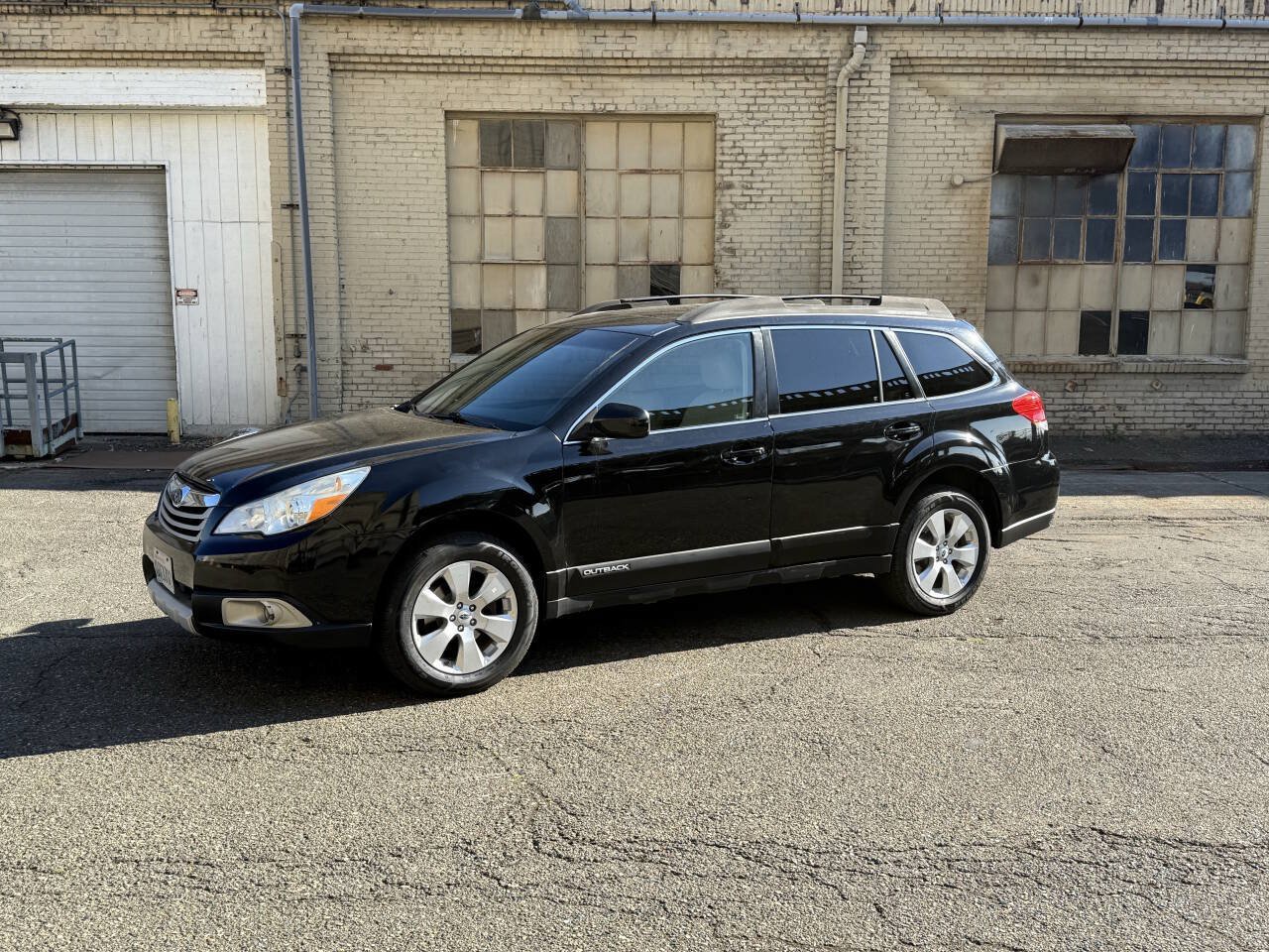 Used 2011 Subaru Outback 2.5i Limited AWD/4WD image 3