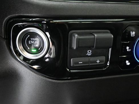 Used 2025 Chevrolet Silverado 2500 ZR2 w/ Technology Package image 31