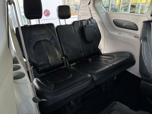 Used 2023 Chrysler Pacifica Touring-L image 21
