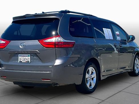 Used 2018 Toyota Sienna LE FWD image 12
