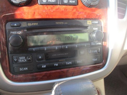 Used 2005 Toyota Highlander 4WD V6 w/ 3rd Row image 32