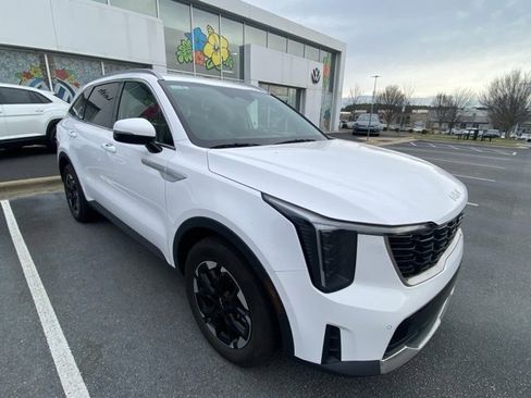 Used 2024 Kia Sorento S image 1