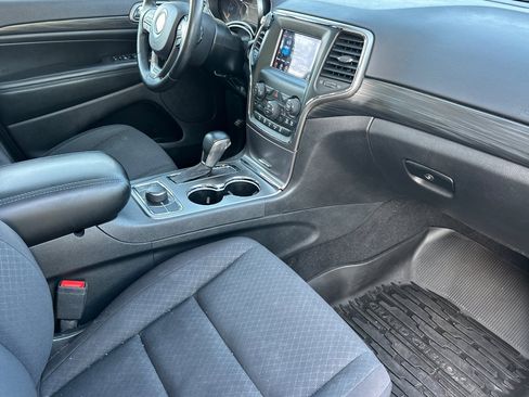 Used 2019 Jeep Grand Cherokee Laredo image 19