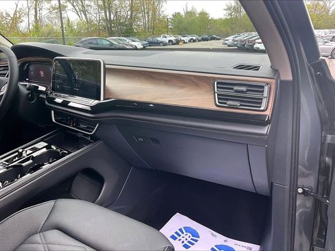 Certified 2025 Volkswagen Atlas SE AWD/4WD image 13