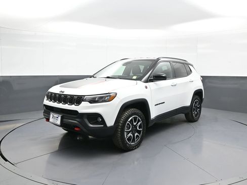 Used 2025 Jeep Compass Trailhawk AWD/4WD image 1