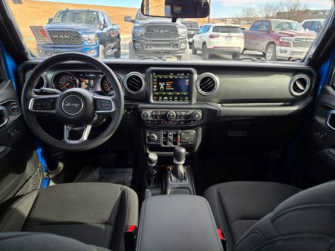 Used 2023 Jeep Gladiator Overland w/ Cold Weather Group image 17