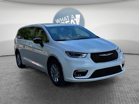 New 2026 Chrysler Pacifica Select FWD image 1