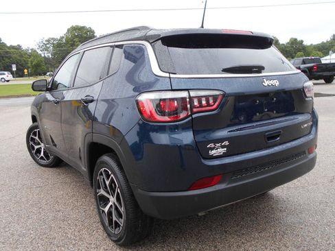 Used 2024 Jeep Compass Limited AWD/4WD image 3