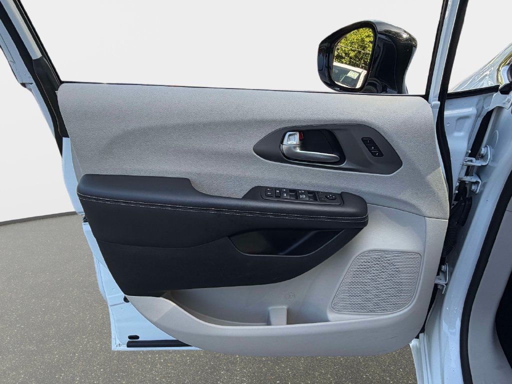 Used 2024 Chrysler Pacifica Touring-L FWD image 12
