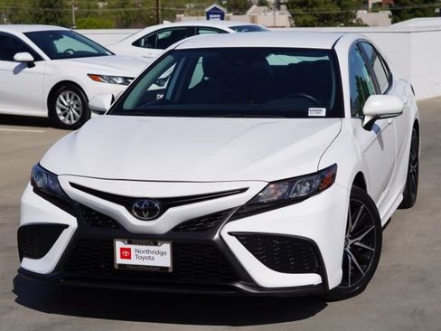 Used 2024 Toyota Camry SE FWD image 4