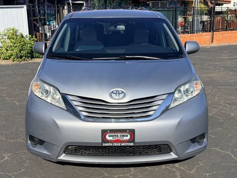 Used 2017 Toyota Sienna LE FWD image 2