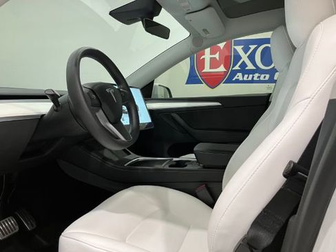 Used 2022 Tesla Model Y Long Range image 17