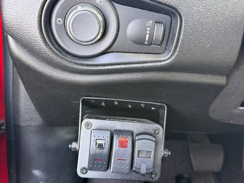 Used 2018 Jeep Renegade Sport w/ Power & Air Group image 12